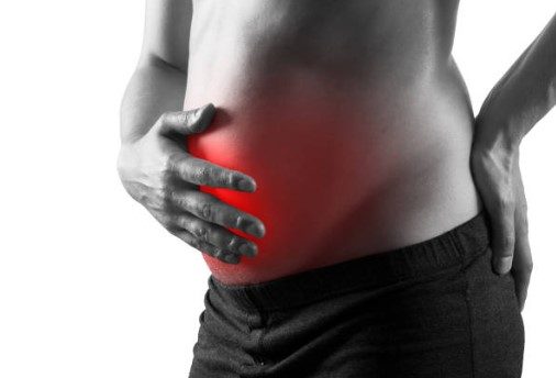 Personne tenant son ventre gonflé et douloureux à cause de gaz et ballonnements